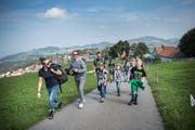 900 Ortsbürger wanderten am vergangenen Samstag über die «Oberen Eggen» bis zur Stuelegg. (Bild: Ralph Ribi)
