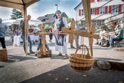 Ausprobieren und nicht nur zuschauen: Die Seilerin zeigt, wie früher Seile hergestellt wurden. (Bild: Ralph Ribi)