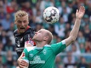 Der Bremer Davy Klaassen (in grün) im Kopfballduell mit dem Nürnberger Hanno Behrens (Bild: KEYSTONE/EPA/FOCKE STRANGMANN)