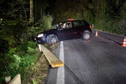 Der Unfallwagen auf der Neuheimerstrasse. (Bild: Zuger Polizei)