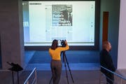 Die Nachrichten von Sky News flimmern 24 Stunden über den Bildschirm. In der Videoarbeit von Ed Atkins und Simon Thompson aber ohne Ton. (Bild: Michel Canonica)
