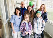 Mona Vetsch (links) mit Mattia (rechts) und seiner Familie. (Bild: SRF)