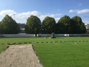 Auf dem Fussballfeld neben dem Schulhaus Höfli wird das Provisorium errichtet. (Bild: Gemeinde Ebikon)