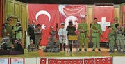 Türkischstämmige Schüler spielen in der Mehrzweckhalle Uttwil die Schlacht von Gallipoli nach. (Bild: «Sonntags-Blick» (Mai 2018))