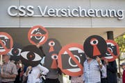 Die Gegner des Observationsgesetzes starten vor dem CSS-Hauptsitz in Luzern die Nein-Kampagne. (Bild: Urs Flüeler, Keystone).