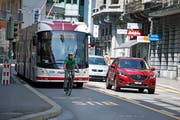 Im Sommer 2017 hatten VBL-Busse und Velofahrer für kurze Zeit gemeinsam eine eigene Spur auf der Alpenstrasse. Die Stadt Luzern möchte diese definitiv einführen. Bild: Corinne Glanzmann (Luzern, 20. Juli 2017)