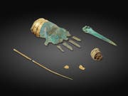 Die auf dem Tessenberg gefundene Bronzehand gilt als sehr aussergewöhnlicher Fund. Bei Nachgrabungen stiessen die Archäologen auch auf eine Gewandnadel und Bronzespiralen. (Bild: Archäologischer Dienst des Kantons Bern, Philippe Joner)