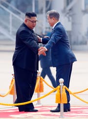 Moon Jae-in und Kim Jong Un an der Willkommenszeremonie am Sunan International Airport in Pjöngjang. (Bild: Pyongyang Press Corps Pool via AP)