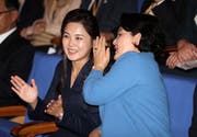 Die Ehefrauen der Leader im heiteren Gespräch. Rechts die First Lady von Südkorea, Kim Jung-sook, links die nordkoreanische First Lady, Ri Sol-ju. (Bild: EPA/PYONGYANG PRESS CORPS / POOL)