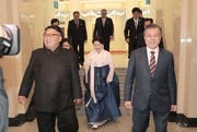 Südkoreas Präsident Moon Jae-in (rechts) und der nordkoreanische Führer Kim Jong Un verlassen das Grand Theatre von Pjöngjang. (Bild: Pyongyang Press Corps Pool via AP)