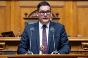 David Zuberbühler am Rednerpult im Nationalratssaal. (KEYSTONE/Anthony Anex)