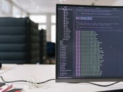 Die Schweiz ist für Adecco Schweiz-Chefin Nicole Burth recht gut für die Herausforderungen der Digitalisierung gerüstet - allerdings seien auch hierzulande viele Jobprofile gefährdet. Im Bild ein Computer-Bildschirm im Crypto Valley Labs in Zug. (Bild: KEYSTONE/CHRISTIAN BEUTLER)