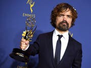 Die Fantasy-Serie «Game of Thrones» ist bei den Emmy-Awards in Los Angeles zum dritten Mal als beste Dramaserie ausgezeichnet worden. Schauspieler Peter Dinklage gewann den Preis als bester Nebendarsteller in einer Dramaserie. (Foto: Jordan Strauss/Invision/AP) (Bild: KEYSTONE/AP Invision/JORDAN STRAUSS)
