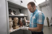 Sammlungskurator Heinz Stahlhut im Kunstdepot des Kunstmuseums Luzern. Neu wird er das Hans Erni Museum leiten. (Bild: Pius Amrein, 19. Juli 2016)