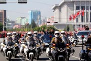 Die beiden Staatsoberhäupter des geteilten Koreas fahren im offenen Wagen durch das geschmückte Pjöngjang (Bild: Pyongyang Press Corps Pool via AP)
