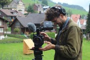 Hanes Sturzenegger war zwei Tage in Krinau unterwegs, um die Kunstaustellung «Alles Fassade» zu dokumentieren. (Bild: Corinne Bischof)