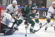Michael Loosli (Mitte) sorgt vor Ambri-Goalie Daniel Manzato für Gefahr. Viele gute Torchancen hatten die Thurgauer im Cup-Spiel gegen den NLA-Club jedoch nicht. (Bild: Mario Gaccioli)