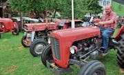 «Die Traktoren haben mir geholfen.» Ernst Aemisegger in seinem Oldtimer-Park in Lutzenberg. (Bild: Max Eichenberger)
