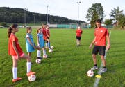 Roman Heer zeigt dem neuen Eschliker Mädchenteam eine Übung vor. (Bilder: Christoph Heer)