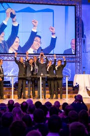 Das Siegerteam mit Projektleiter Thomas Schöb (Vierter von links) in der Tonhalle St. Gallen. (Bild: PD)