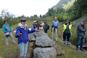 Naturschutzfachfrau Maria Jakober gibt Auskunft über die Artenvielfalt in der Gipsgrube am Melbach. (Bild: Franz Niederberger (Kerns, 15. September 2018))