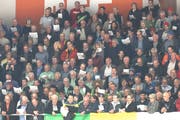 Fast 400 Sängerinnen und Sänger aus dem Thurgau sorgten vor Spielbeginn für Gänsehautstimmung in der Eishalle Güttingersreuti. (Bild: Mario Gaccioli)