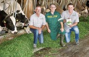 Freude herrscht bei der Übergabe des Kuhsignale-Awards: Ruedi Koller, Leiter Gutsbetrieb, Christian Manser und Magnus Kurath (von links). (Bild: Heidy Beyeler)