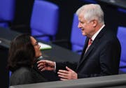 Andrea Nahles im Gespräch mit Horst Seehofer. Die SPD-Chefin hat die umstrittene Versetzung Hans-Georg Maassens, vorgenommen durch Seehofer, gutgeheissen. Das kommt bei vielen ihrer Parteikollegen nicht gut an. (Bild: Filip Singer/EPA; Berlin, 12. September 2018)