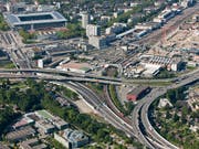 Ein Autofahrer fuhr einem anderen Auto auf der A6 zu nahe auf, bremste es aus und verursachte eine Kollision. Dafür muss er nun ins Gefängnis. (Bild: KEYSTONE/ALESSANDRO DELLA BELLA)