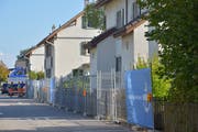 Die Bagger können kommen: Zwei Häuser sind bereits eingezäunt, Bäume wurden am Mittwochnachmittag gefällt. (Bild: Mario Testa)