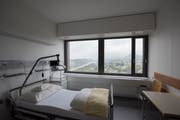 Blick in ein Zimmer der Palliativabteilung am Luzerner Kantonsspital. (Bild: Dominik Wunderli (Luzern, 27. April 2018))