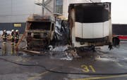 Der Lastwagen und die Auflieger erlitten Totalschaden. (Bild: PD/Luzerner Polizei)