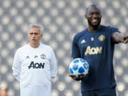 Nicht schlecht gelaunt vor dem Spiel in Bern: José Mourinho und Romelu Lukaku (Bild: KEYSTONE/PETER KLAUNZER)