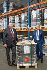 Entwickler Wolfgang Grimm (links) und CEO Peter Schildknecht vor einem Palett mit Blisterverpackungen im Lager der Chemie und Papier Holding AG in Perlen. (Bild: Boris Bürgisser (14. September 2018))