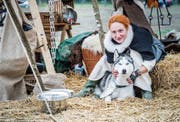 Eine als Magd gekleidete Teilnehmerin mit ihrem Husky am mittelalterlichen Markt. (Bild: Andrea Stalder)