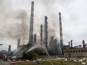 Die Explosion und der Grossbrand im bayrischen Vohburg richteten auf dem Raffinerie-Gelände und in umliegenden Orten schwere Schäden an. (Bild: KEYSTONE/AP dpa/LINO MIRGELER)