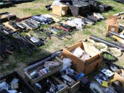 Die Polizei in Sydney stiess auf ein grosses Waffenarsenal aus Gewehren, Pistolen, Armbrüsten, Messern, Schwertern und mehr als 2000 Schuss Munition in einem Haus im Westen der Stadt. (Bild: Polizei New South Wales)