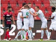 Der FC St. Gallen jubelt in Neuenburg über den Sieg und über den 2. Platz (Bild: KEYSTONE/LAURENT GILLIERON)