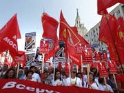 Trotz Zugeständnissen von Präsident Putin haben in Russland Tausende von Menschen gegen die geplante Rentenreform demonstriert. (Bild: KEYSTONE/EPA/MAXIM SHIPENKOV)