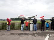 Ganz nah dran: Besucher des Erlebniswochenendes am Flughafen Zürich fotografieren ein startendes Swiss-Flugzeug. (Bild: KEYSTONE/ALEXANDRA WEY)