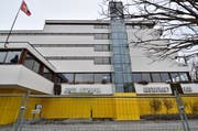 Kein schöner Anblick: Das Hotel Metropol ist mit Brettern zugenagelt (Bild: Max Eichenberger)
