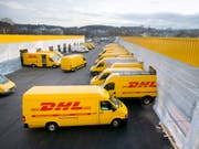 Die Post erhält hierzulande Konkurrenz im boomenden Paketmarkt. Der deutsche Paketdienst DHL plant ein eigenes Netz mit 1000 Abholstellen. (Bild: Keystone/GAETAN BALLY)