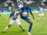 Luzern-Torschütze Blessing Eleke (vorne) schirmt den Ball vor GC-Lavanchy ab (Bild: KEYSTONE/URS FLUEELER)