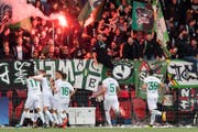 Der Siegtreffer ist gefallen: Die St.Galler Spieler jubeln vor ihrem Fanblock. (Bild: Keystone)