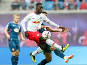 Leipzigs Torschütze Jean-Kevin Augustin im Zweikampf mit dem Düsseldorfer Kaan Ayman (Bild: KEYSTONE/AP dpa-Zentralbild/JAN WOITAS)
