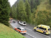 Ein Toter und eine Schwerverletzte: Dies die traurige Bilanz eines Verkehrsunfalls im Bündnerland vom Samstag. (Bild: Kantonspolizei Graubünden)