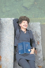 Wer ein Buch über Träume schreibt, muss auf Wunsch des Fotografen auch mal ungewöhnliche Posen einnehmen: Margarethe Letzel am Reussufer in Luzern.Bild: Dominik Wunderli (30. August 2018)