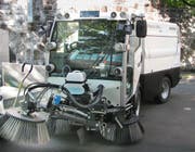 Die neue elektrisch betrieben Kehrsaugmaschine der Stadt Zug. (Bild: PD)