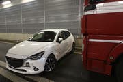 Das Auto zeigt Spuren des Zusammenstosses mit dem Anhängerzug. (Bild: Luzerner Polizei)