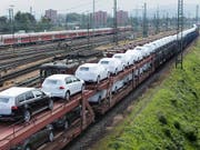 Die Schweizer Handelsbilanz hat beim August bei etwas tieferen Importen einen etwas höheren Überschuss ausgewiesen. Im Bild ein Güterzug im Badischen Bahnhof in Basel (Bild: KEYSTONE/GAETAN BALLY)